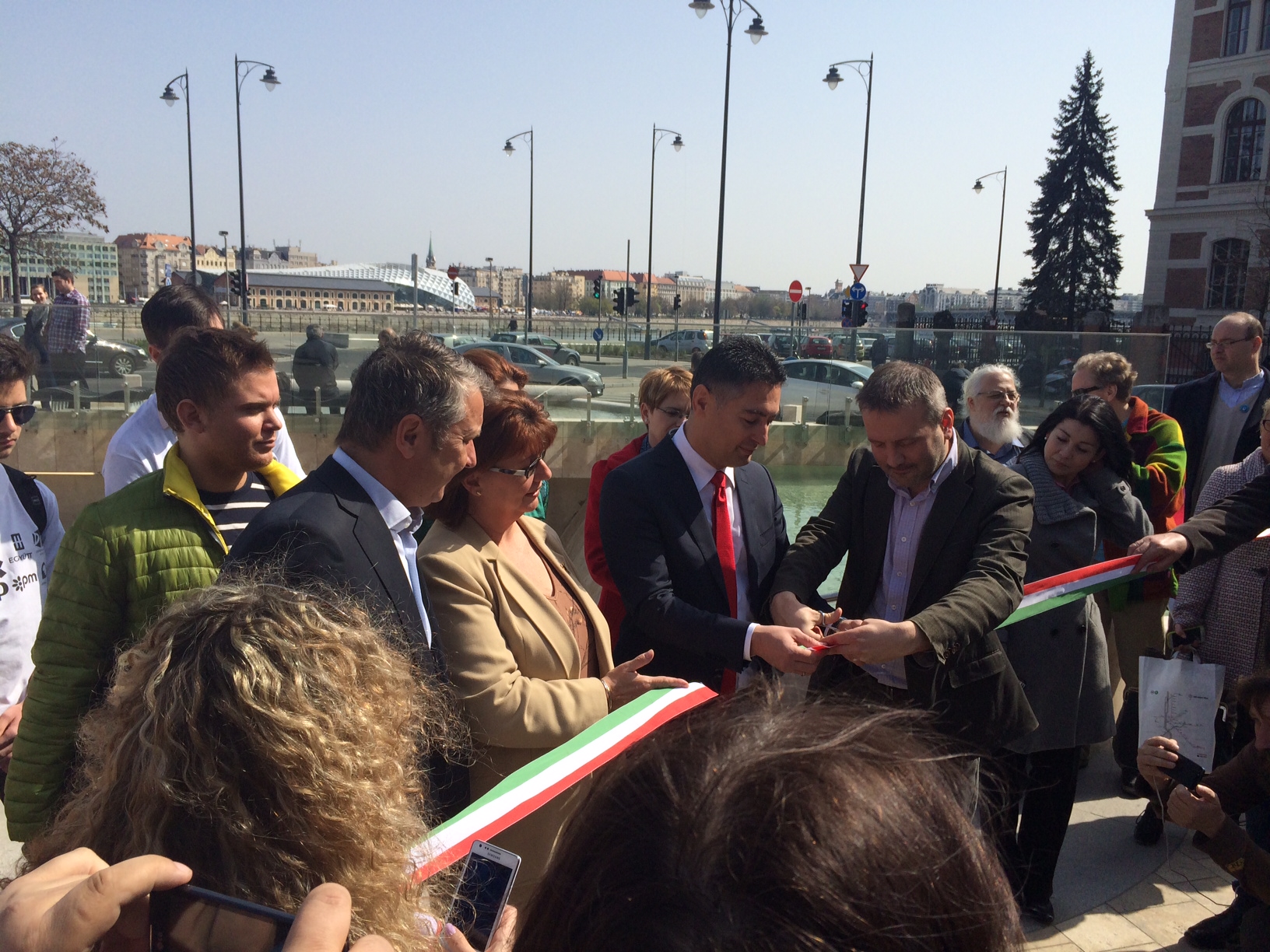 Illustration for article titled Tarlós fejben összeomlott, Orbán megúszta az óriáscsöcsű provokátort