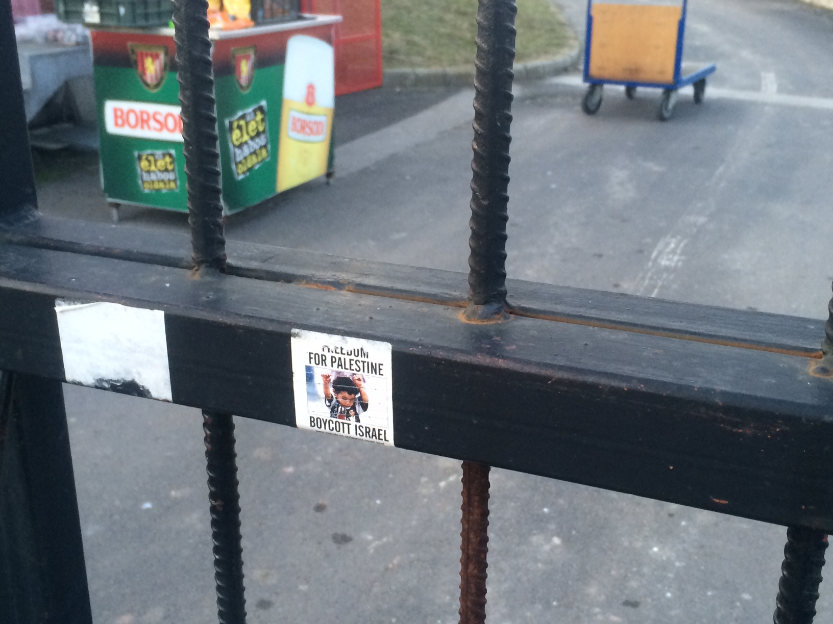 Illustration for article titled Temető, szopatás, porló beton: így vagyok néző a magyar bajnokságban