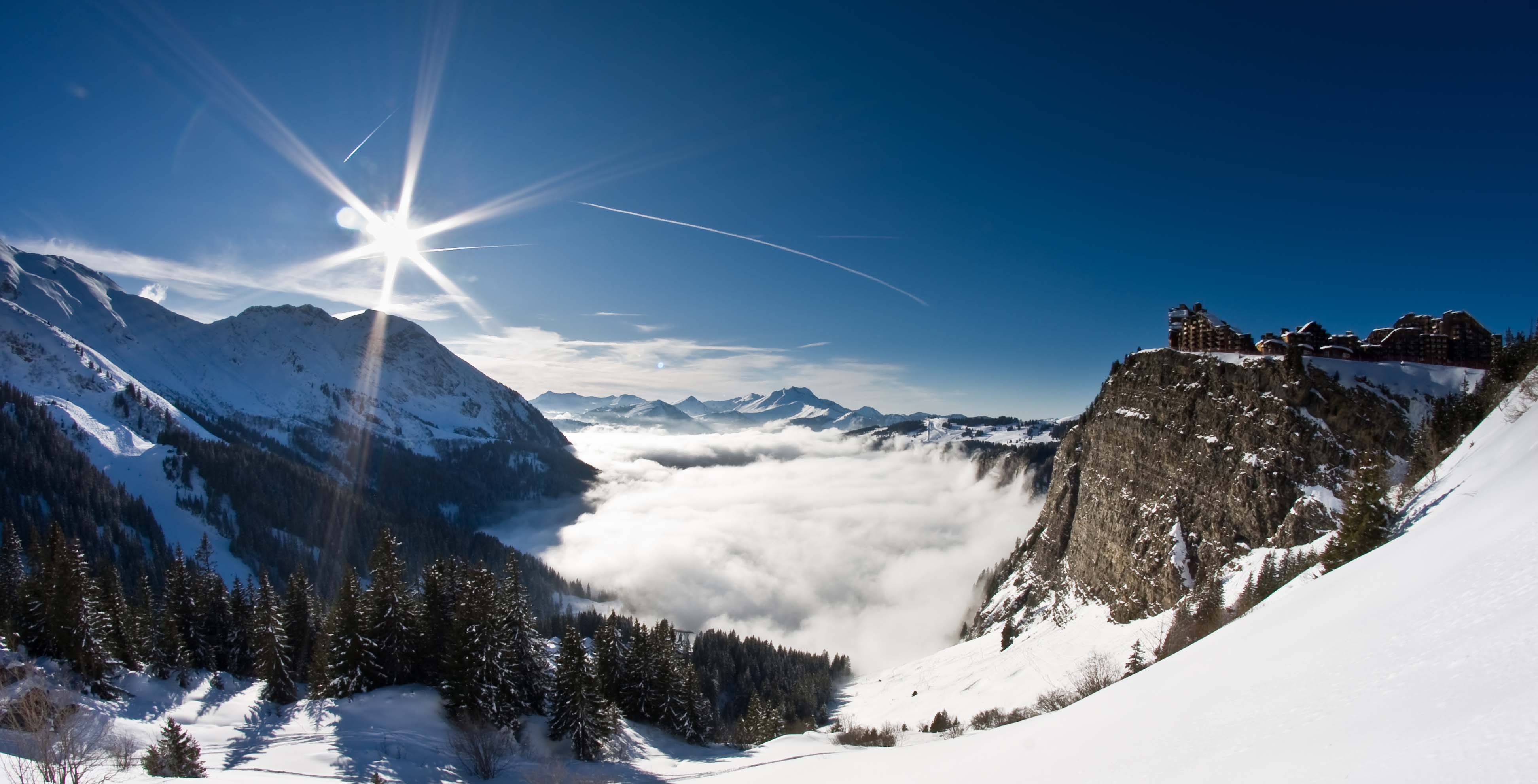 A sziklafal tetején napozik Avoriaz.