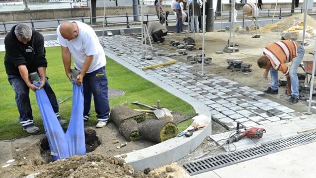 A fotós szerint nem igaz, hogy kérésére lógatták a munkást a gödörbe
