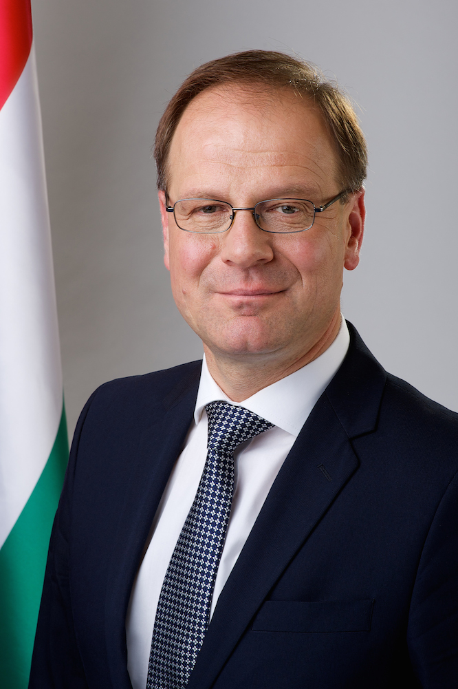 Na vajon mit ajándékozott Navracsics Tibor Wales első miniszterének?