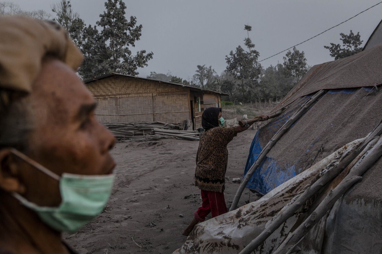 Illustration for article titled Ez a tűzhányó egyszerűen nem bír magával