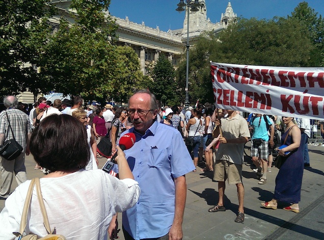 Illustration for article titled Most pedig mutatunk nektek egy csomó politikust a Szabadság térről