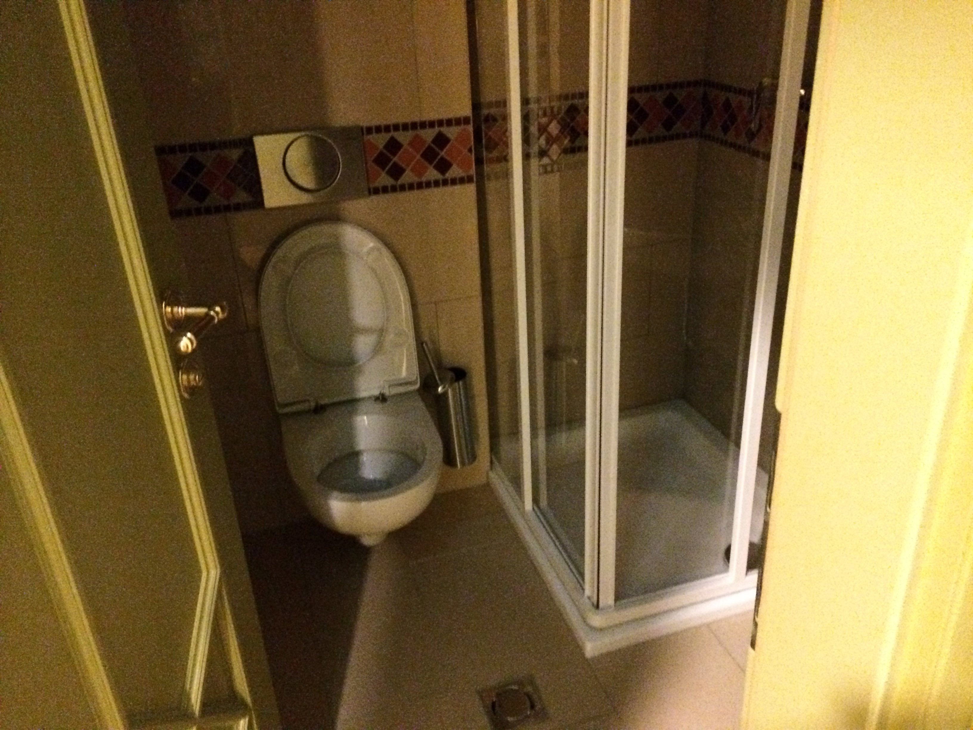 Illustration for article titled Pinaasztal mögött szivarozhat Fekete György az Aranykalickában