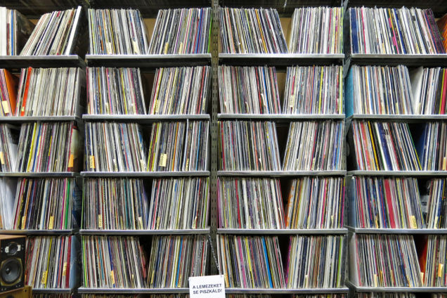 A Bakelit.hu nem talált vevőre, ezért az ufók elleni harcra gyűjt