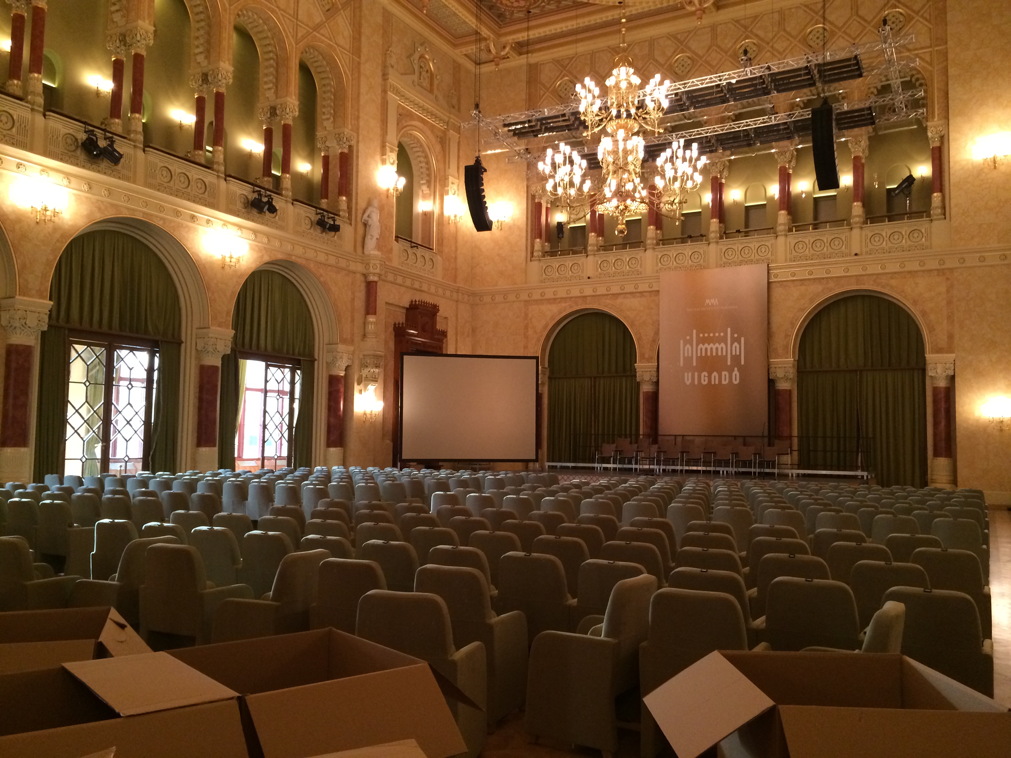 Illustration for article titled Pinaasztal mögött szivarozhat Fekete György az Aranykalickában