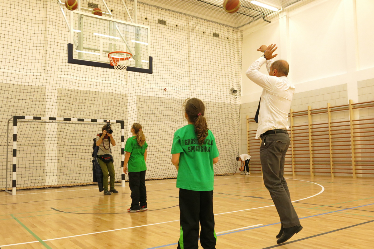 Illustration for article titled Simicskó Air István majdnem bezsákolta a kisgyereket