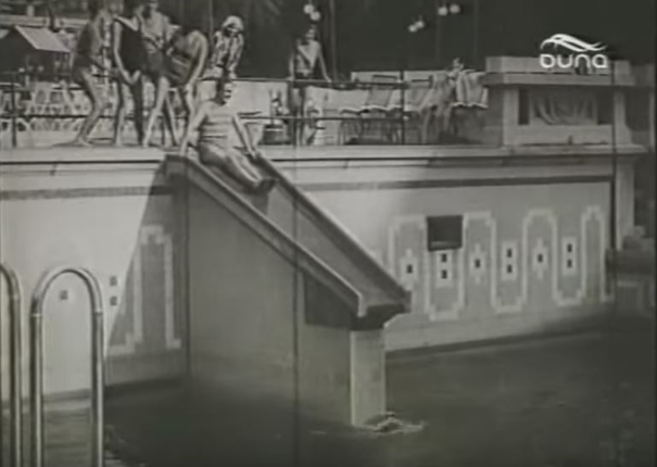 Sorállás a betoncsúszdánál. Akkor még viszonylag egyszerű, viszont roppant célirányos volt a csúszdák vonalvezetése.