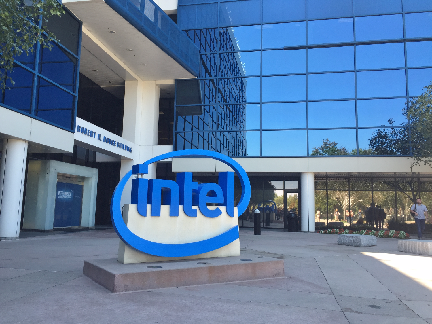 Illustration for article titled Egy magyar, akinek a világ a mikroprocesszort köszönheti