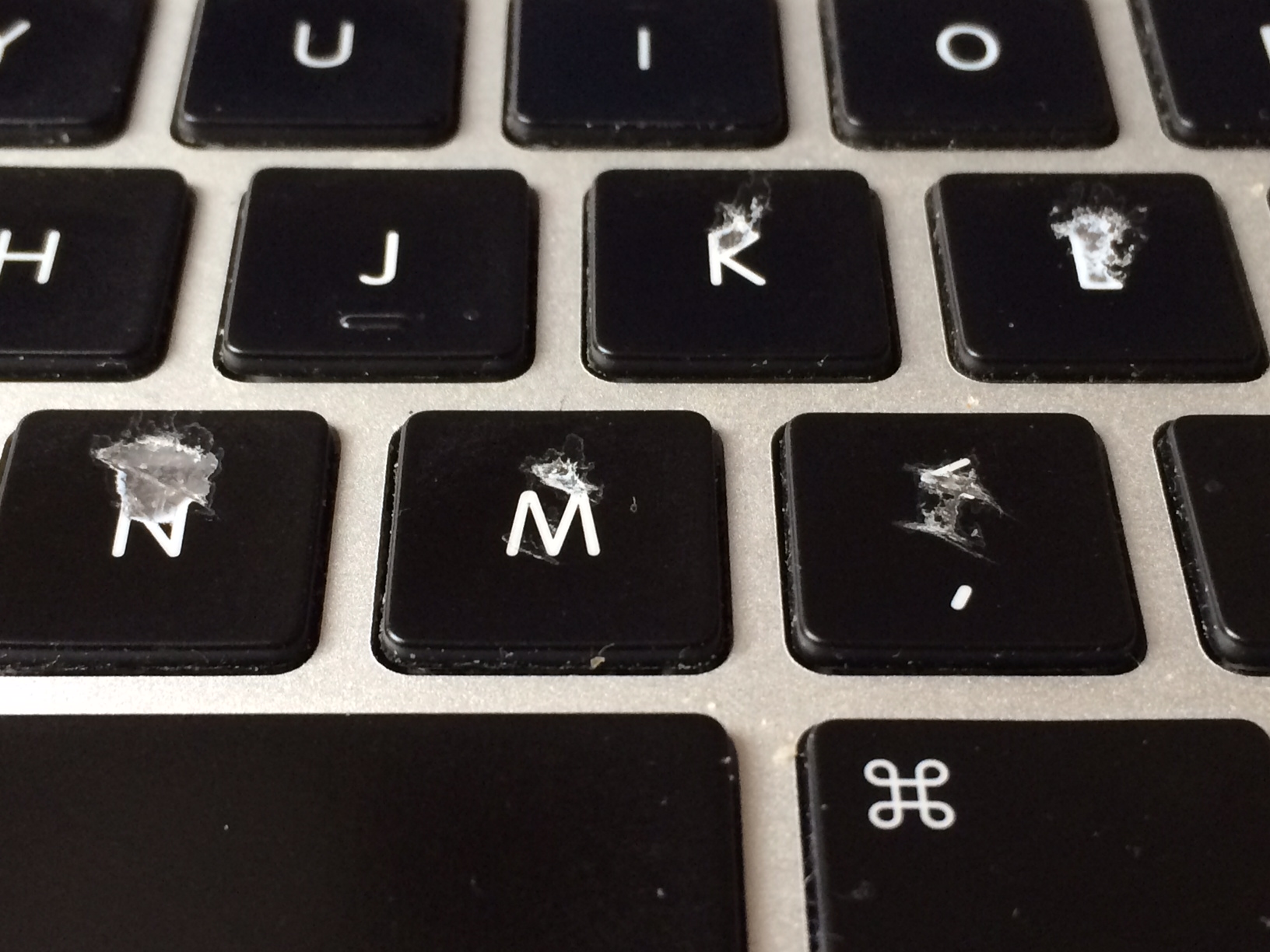 Illustration for article titled Kipukkadt a Macbook-lufi, egy év alatt szétvertem a drága gépet