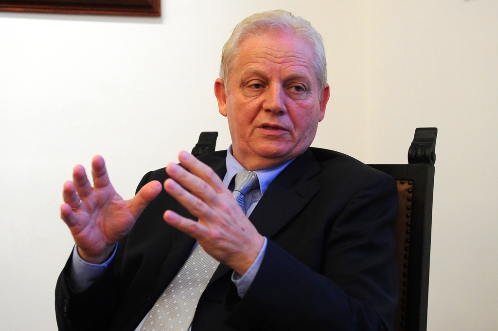 Valaki báb és despota egyszerre nem lehet