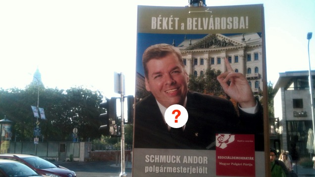 És Schmuck Andor hogy köti meg a nyakkendőjét?