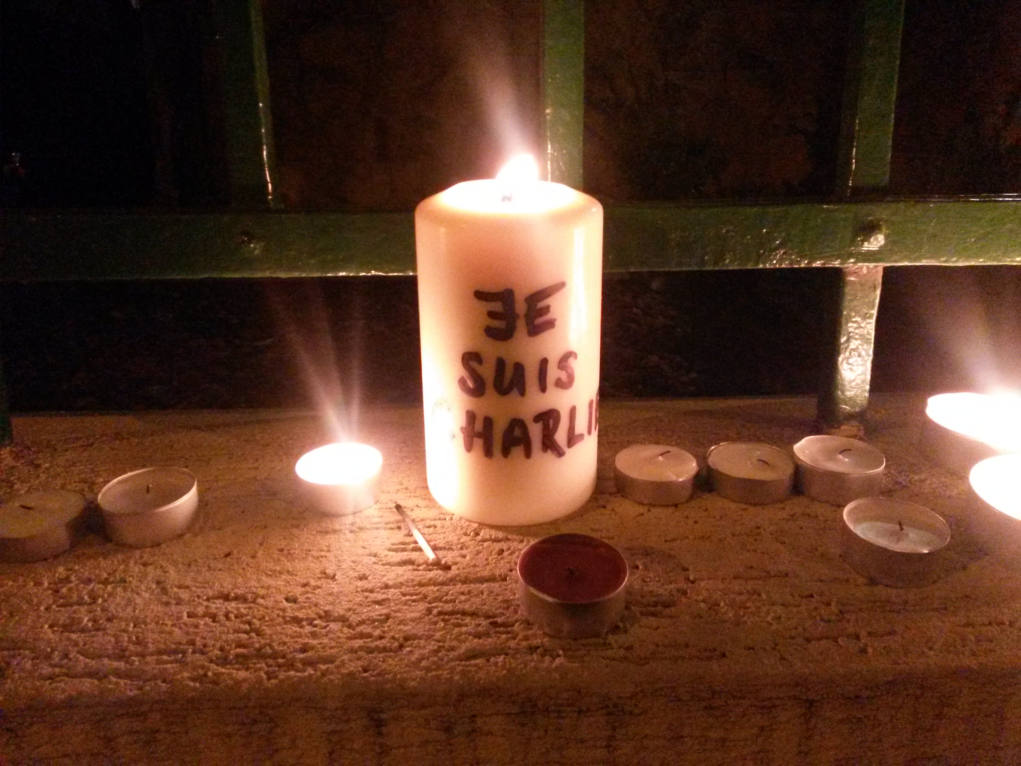 Illustration for article titled Mécsesek a francia nagykövetség előtt