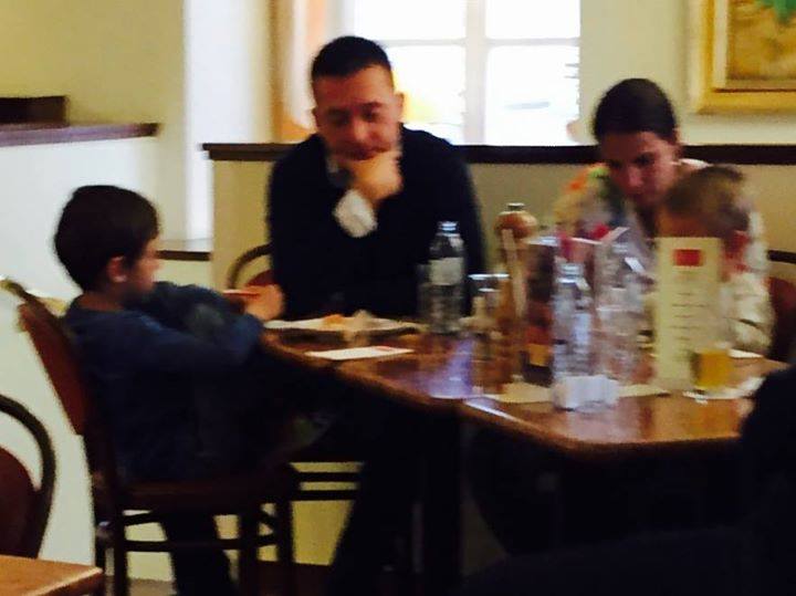 Itt a remek alkalom, hogy megvédjem Rogán Antalt és a családját