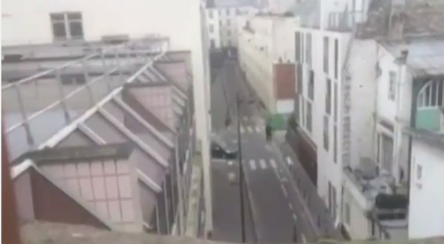 Videók a párizsi szerkesztőségi mészárlásról (18+)