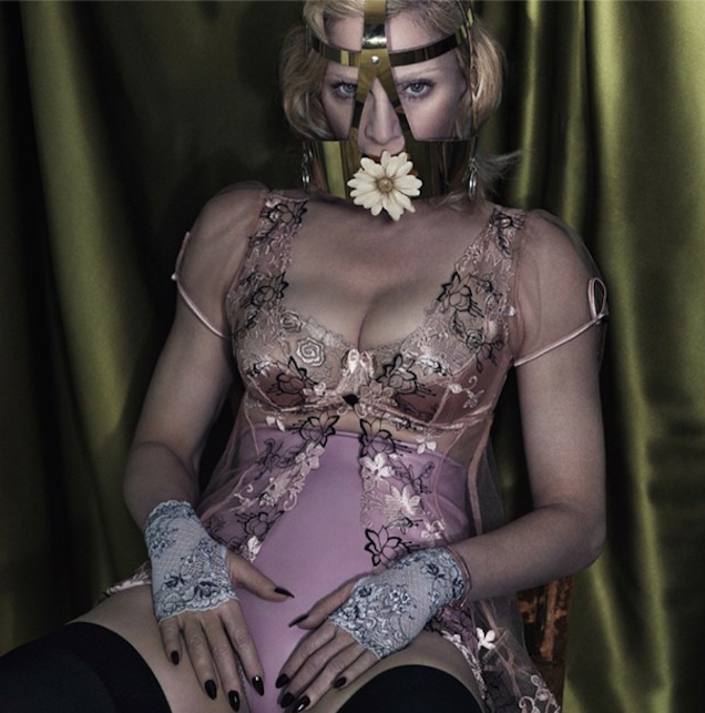 Madonna szívét összetörték, ezért összetört egy iPodot