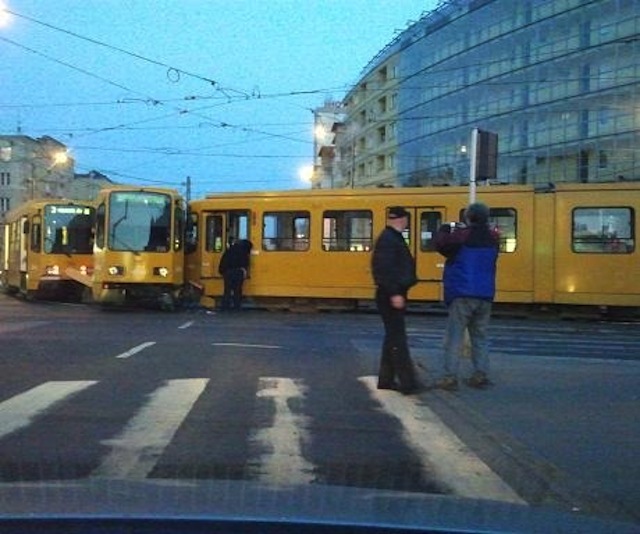 Országos rekord? Három villamos ütközött össze Budapesten (frissítve)