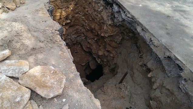 Beomlott a barlang? Megírom!