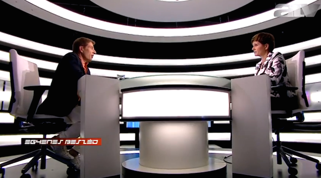 Kálmán Olga furkósbotról beszélget az RTL-es Kolosi Péterrel