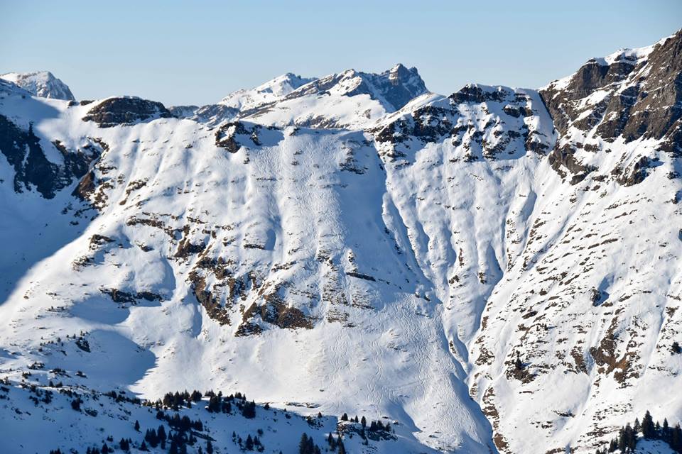 Jól összefirkáltuk. A “fal” szemből.