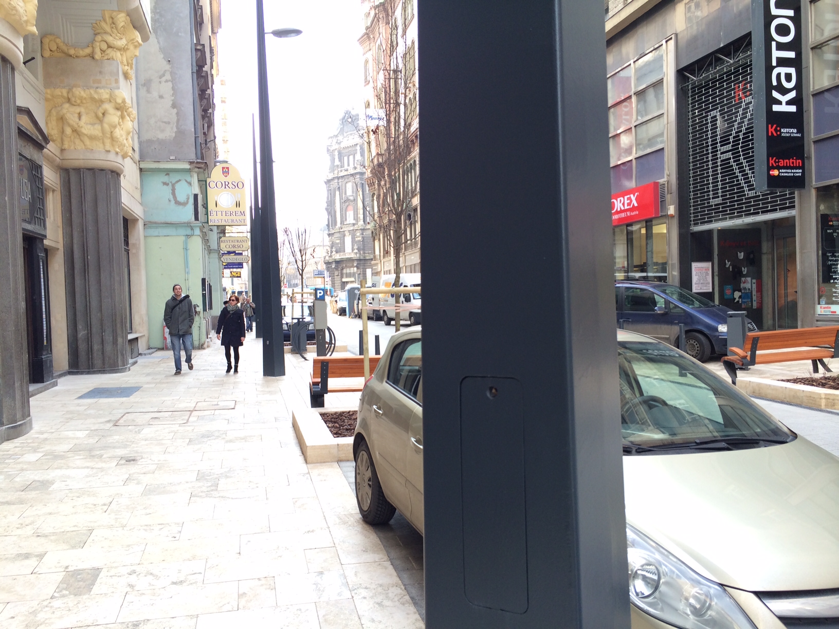 Illustration for article titled Az autós- és térkőmaffia tönkrevágta a Ferenciek terét