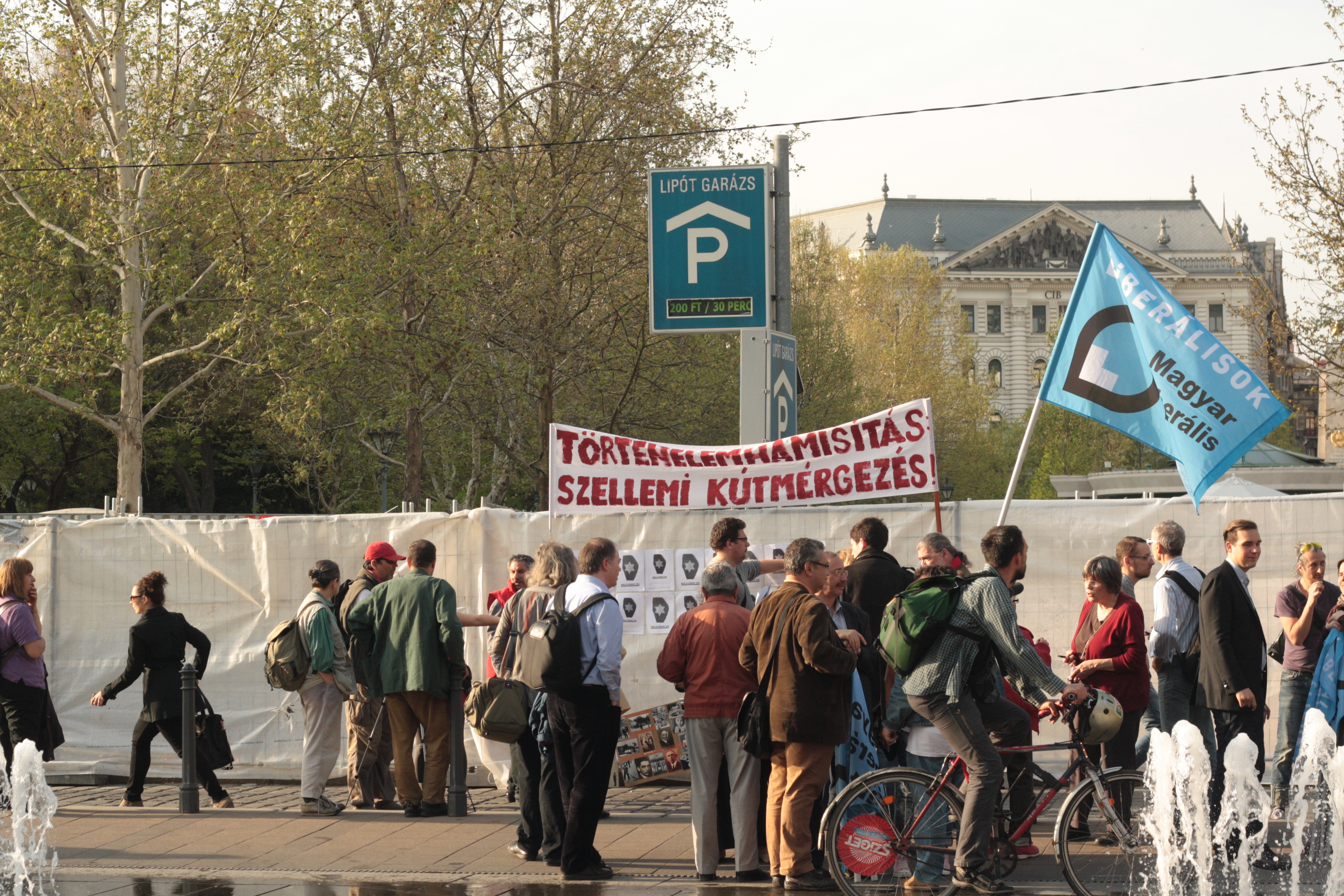 Illustration for article titled Kordont bontottak az újrakezdett német emlékműnél (frissítve)