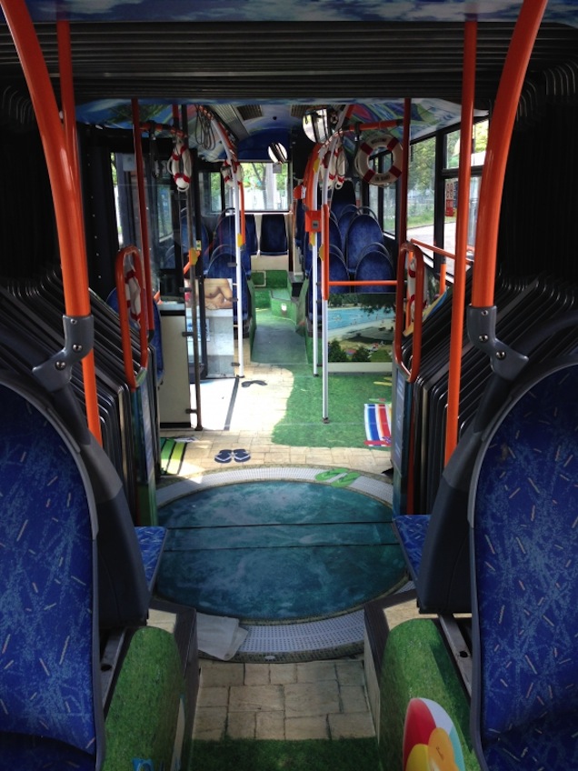 Illustration for article titled Guruló stranddá alakítanak egy hetes buszt reklámozásból