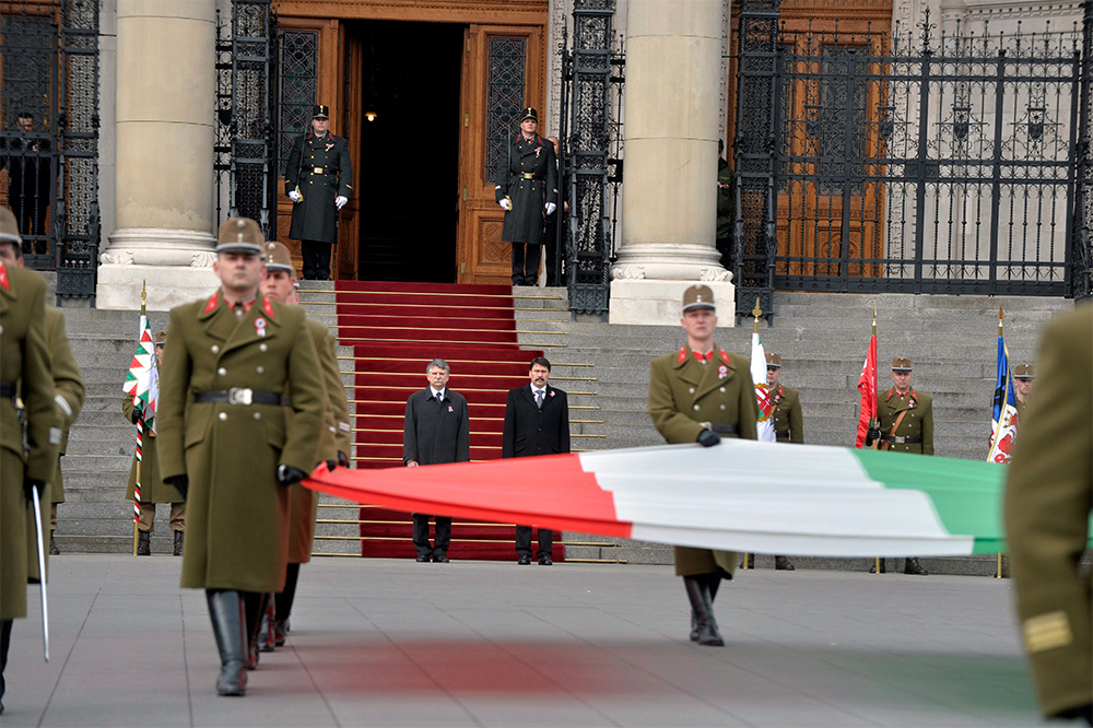 Illustration for article titled A zászlót már fel is vonták a Kossuth téren