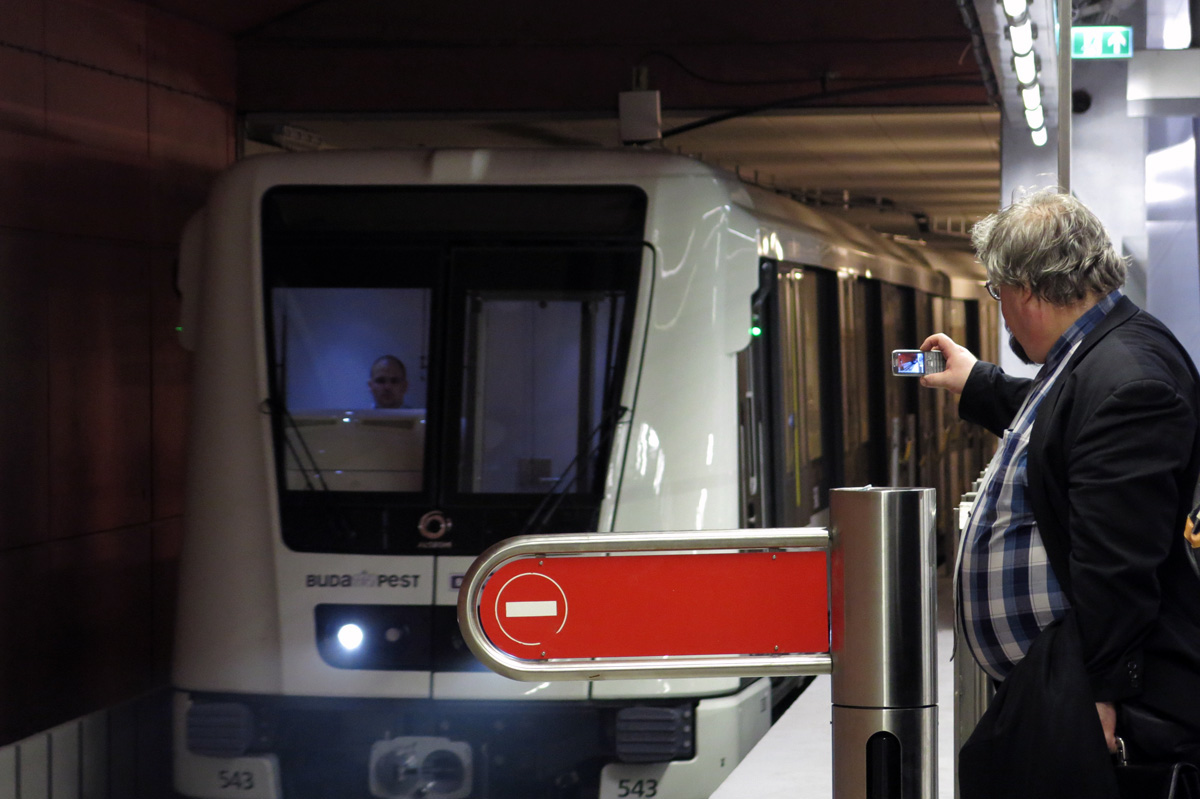 Elég volt a bohóckodásból, újítsátok fel a 3-as metrót!