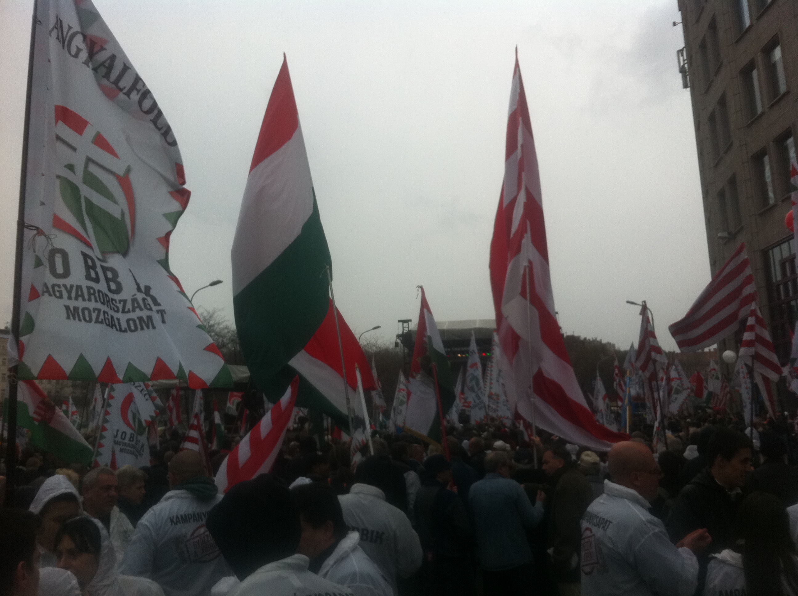 Illustration for article titled Március 15. - Pajkos esőcseppek a kopasz fejeken (Percről percre)