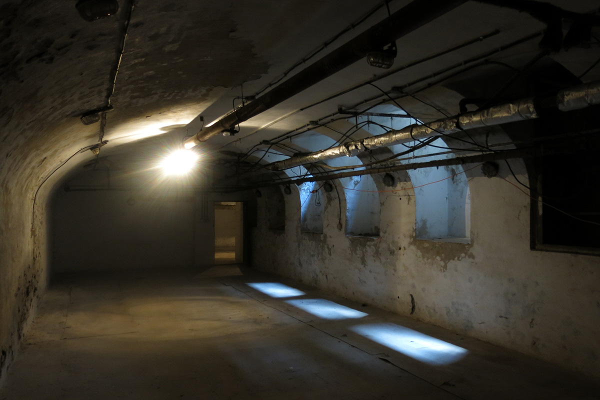 Illustration for article titled Ebbe az Andrássy úti bérpalotába költözik a Cink