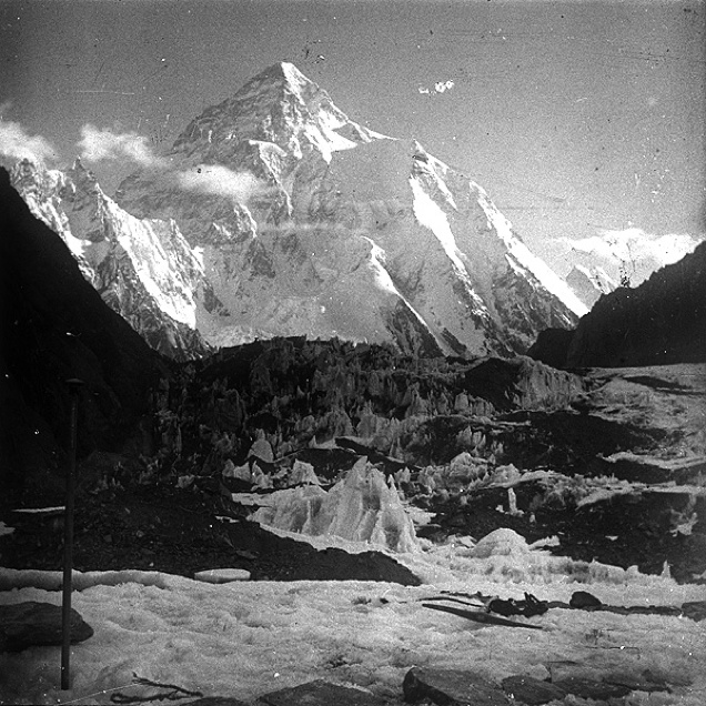 Illustration for article titled Mókás viktoriánus sátánista ment először megmászni a K2-t