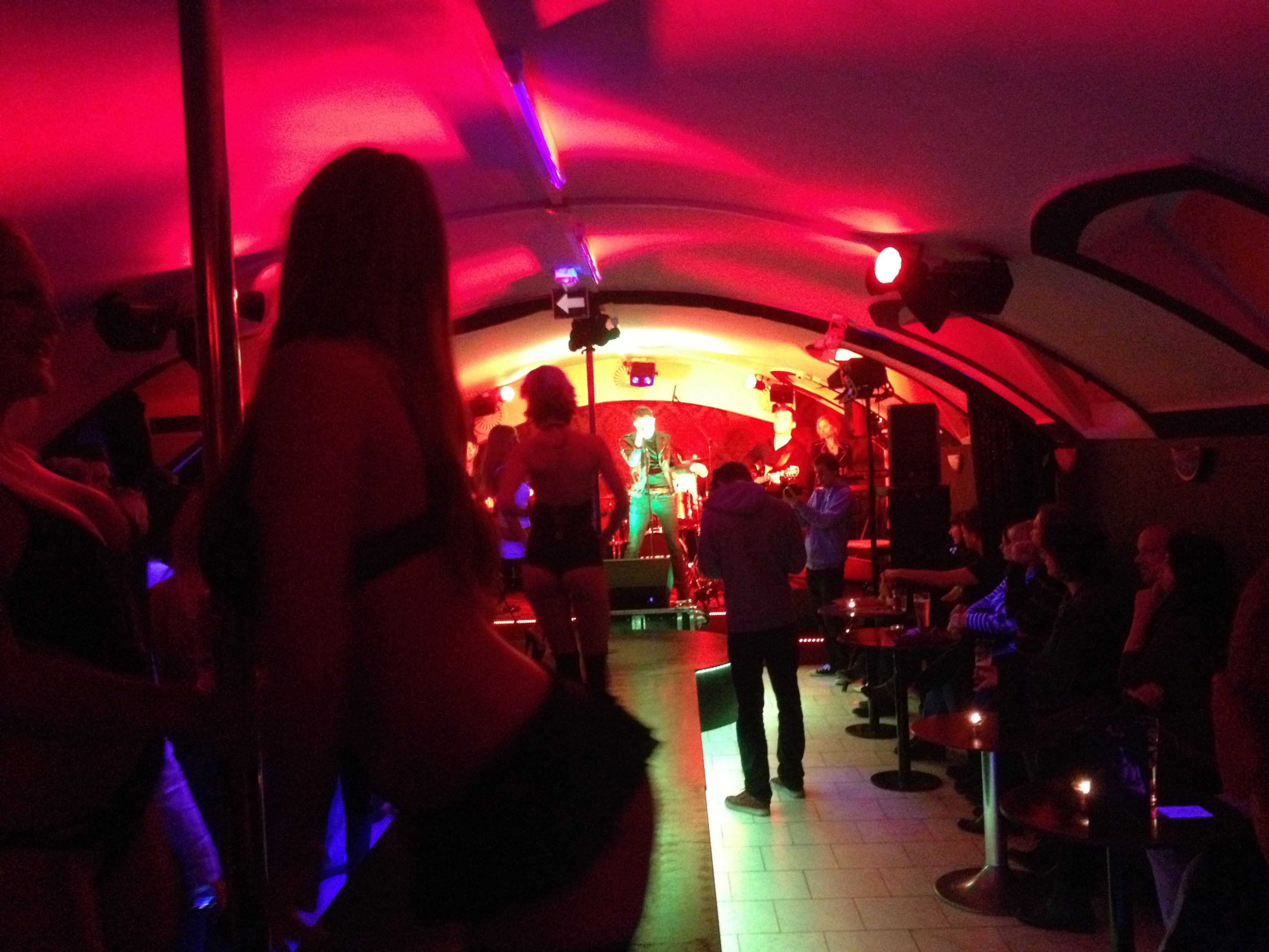 Illustration for article titled Engem azért fizetnek, hogy sztriptízbárba járjak