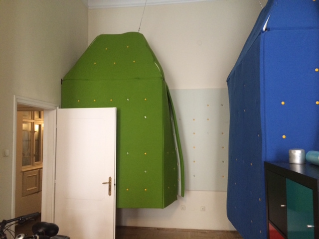 Illustration for article titled Két hatalmas pinát építettek fel a szerkesztőségünkben