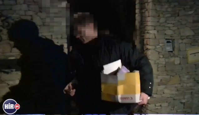 Elvitték a rendőrök Tarsoly Quaestor Csabát, éjszaka mentek érte