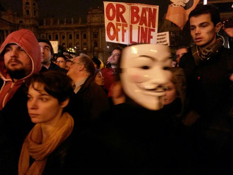 Illustration for article titled Így néz ki a lökdösődés a rohamrendőrökkel