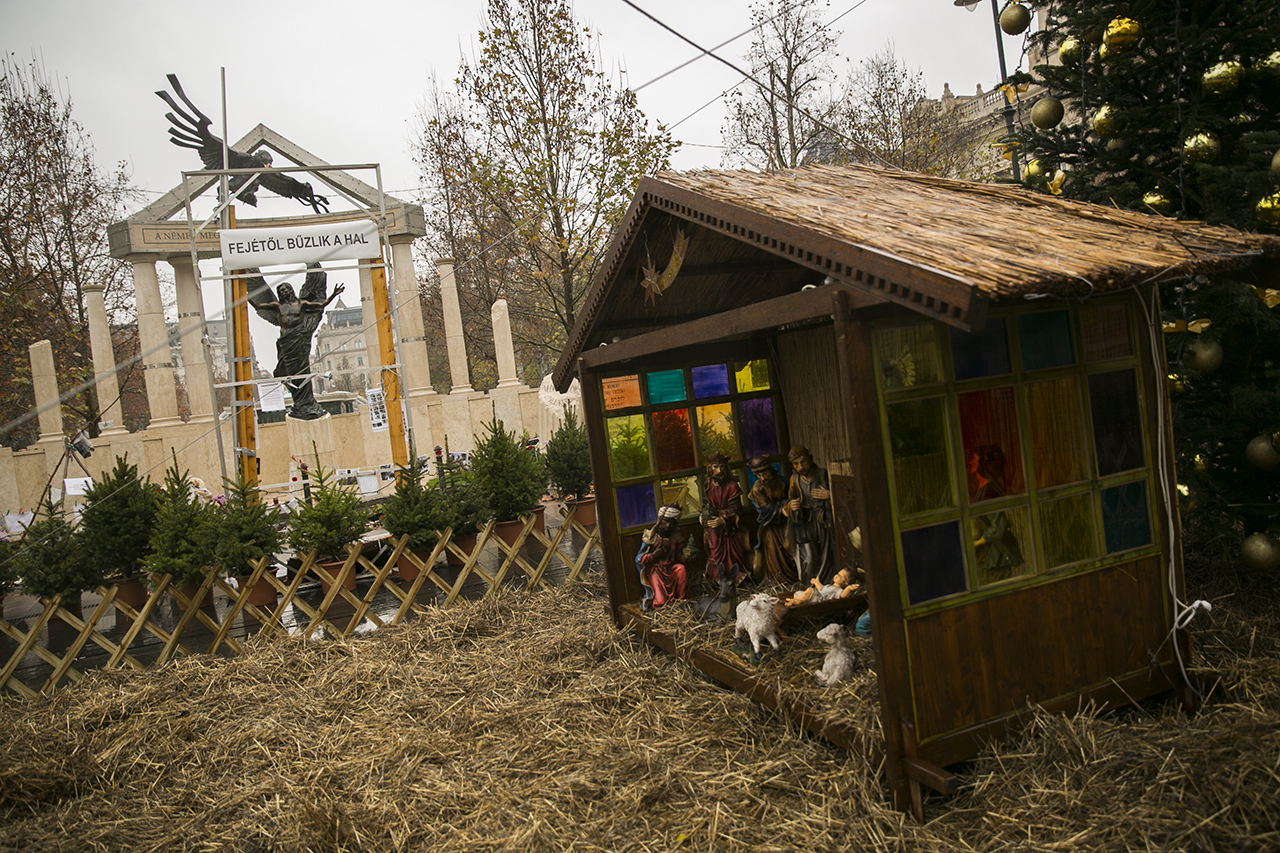 Óriásbetlehemet rakott a fejétőlbűzlikahal-emlékmű elé az 5. kerület