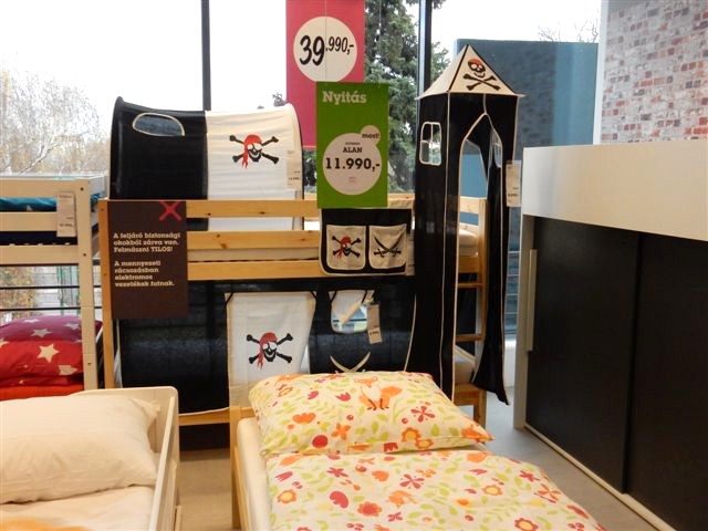 Illustration for article titled Akartok vásárolni egy 80 négyzetméteres teljes lakás berendezést?Akkor irány az óbudai mömaX (Szily Laci mai cikkével)