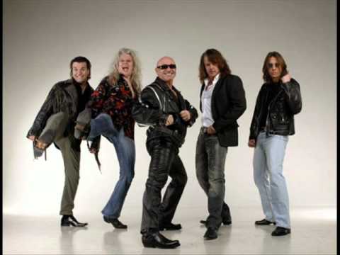 Hány méter széles Pataky Attila?