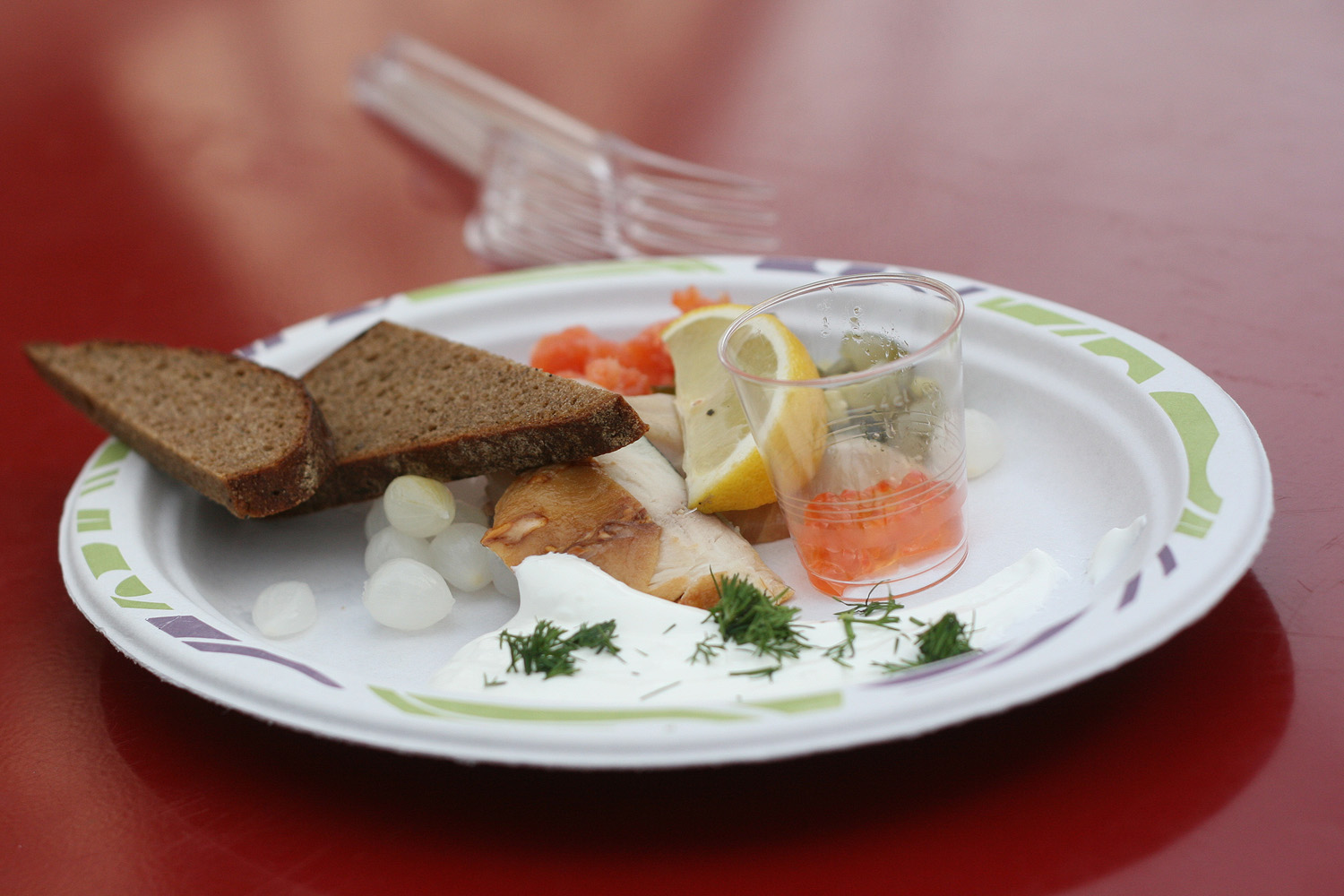 Illustration for article titled Egy ember 22 ezerért vett egy homárt, és befalta hidegen, műanyag tányérról