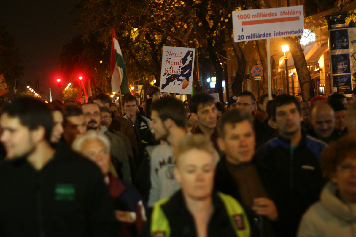 Illustration for article titled Tömegek követelték a Vida Ildikó és Orbán Viktor lemondását