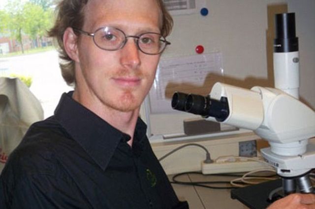 Illustration for article titled Péniszen csípette magát a tudós, hogy megtudja, mennyire fáj