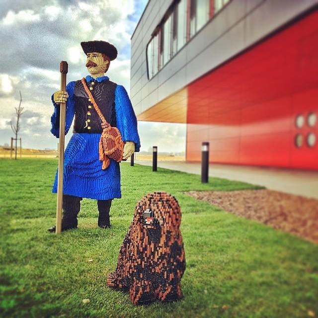 Orbán legókutyát posztolt, mit lép erre Vona?