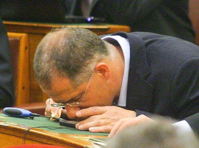 Mit csinált Kósa Lajos orra a telefonjával?