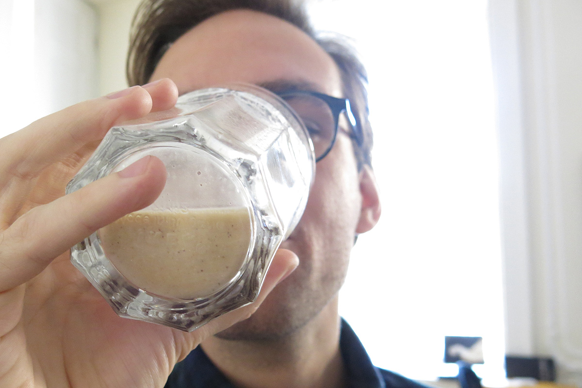 Illustration for article titled Lehet élni a disztópikus jövő takonyszínű csodaételén, de érdemes is?