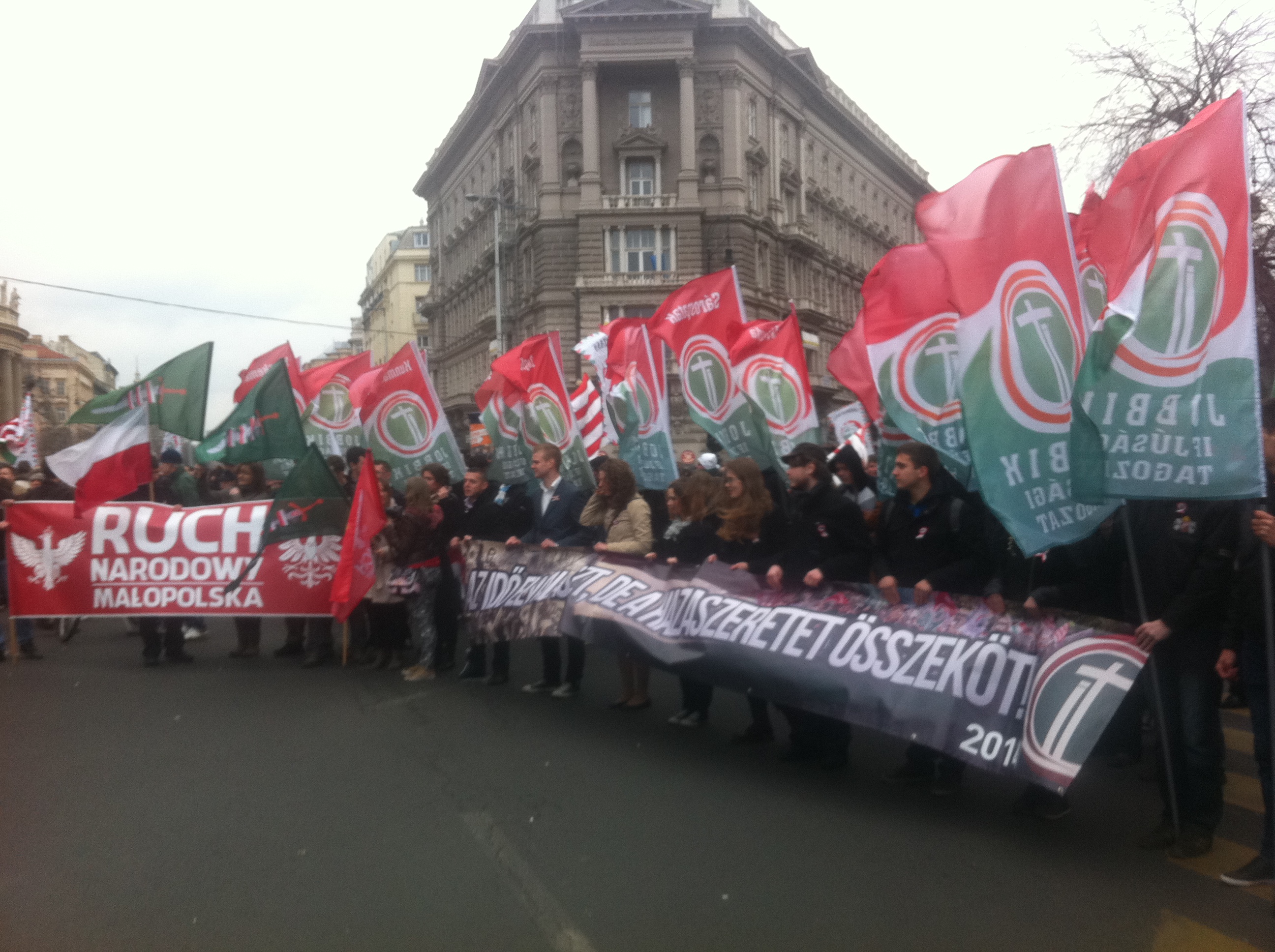 Illustration for article titled Március 15. - Pajkos esőcseppek a kopasz fejeken (Percről percre)