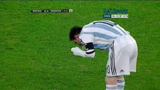 Messi leokádta a román pályát. Respect!