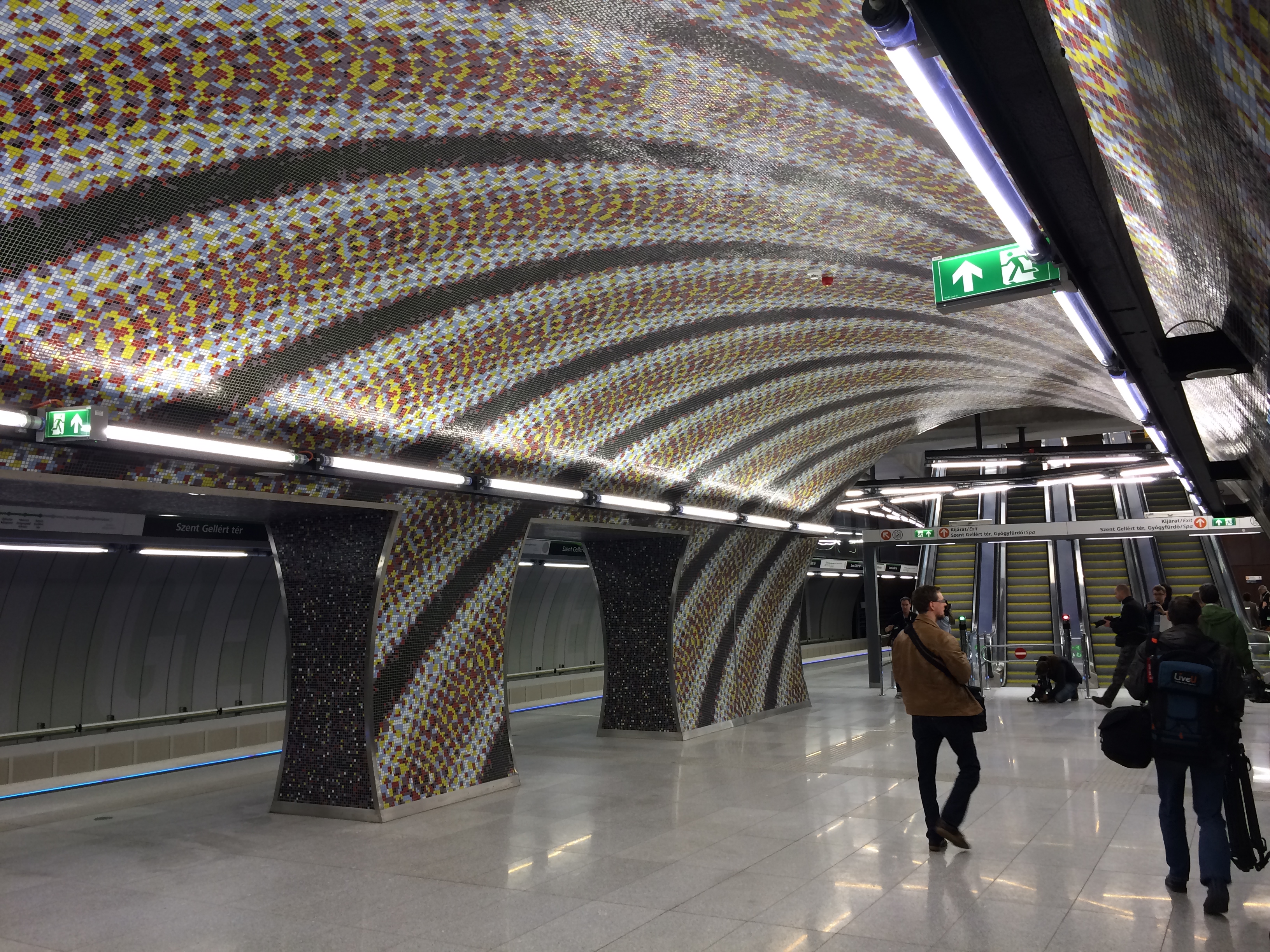 Illustration for article titled Tarlós fejben összeomlott, Orbán megúszta az óriáscsöcsű provokátort