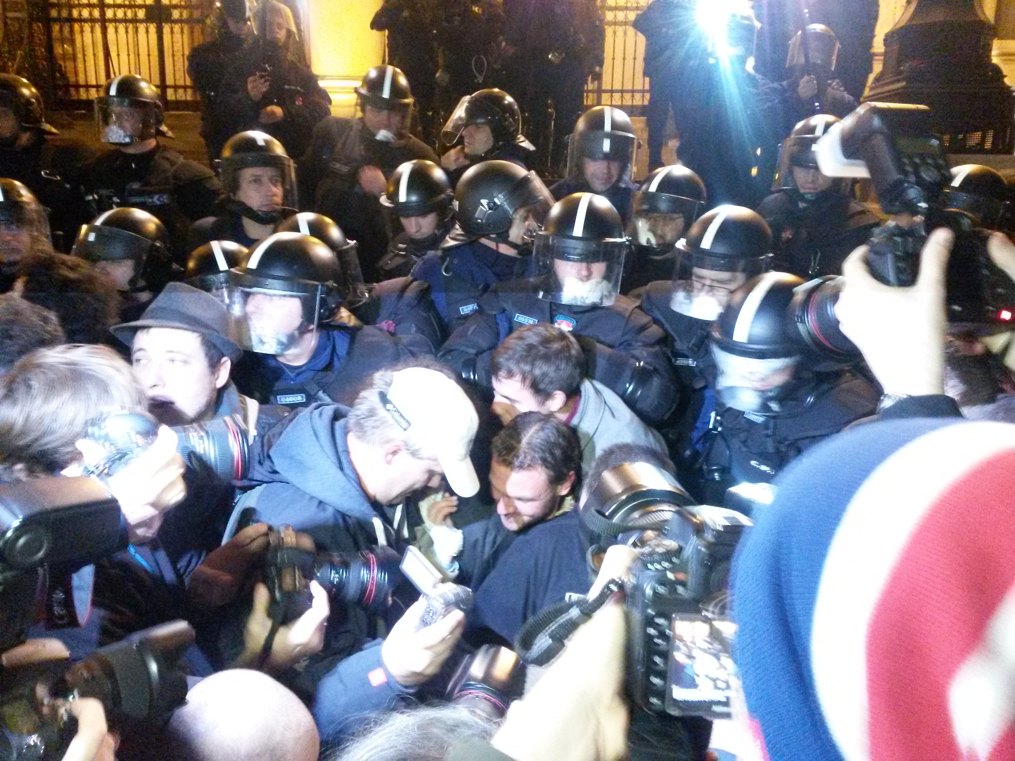 Illustration for article titled Képek, gifek, videó a tegnapi tüntetésről, minden itt van egyben