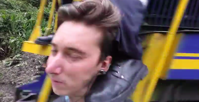 Illustration for article titled Kis híján letépte a mozdony a szelfiző hülyegyerek fejét